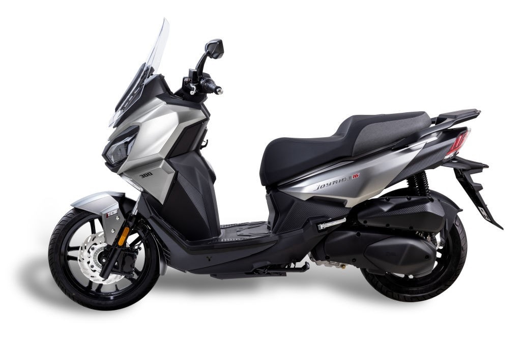 <div class='descrGalleryTitle'>SYM Joyride 300 16 </div><div class='descrGalleryText'><p>Il <b>nuovo Joyride 300</b> è una<b> versione profondamente rinnovata con design completamente rivisitato</b>, moderno e distintivo. <b>Il motore è un monocilindrico da 278 cc per 25,8 CV</b>. Il restyling si ispira all'eleganza e alla forza del leone. Le linee fluide e scolpite della carrozzeria evocano la tensione predatoria e la dinamica di un animale in movimento, mentre il fanale posteriore a LED con effetto 3D offre maggiore visibilità e tecnologia avanzata.<br>
Il <b>nuovo cruscotto LCD</b> si integra perfettamente offrendo un'interfaccia chiara e moderna che migliora l'esperienza di guida.<br>
Il <b>comfort </b>è migliorato grazie alla <b>riprogettazione del poggiapiedi </b>che garantisce maggiore libertà di movimento, mentre la sella ergonomica e il supporto lombare assicurano una guida confortevole e meno faticosa.<br>
Il sistema a doppio cavo dell'acceleratore contribuisce a un controllo più raffinato del veicolo, offrendo una risposta più precisa e fluida.</p>
</div>